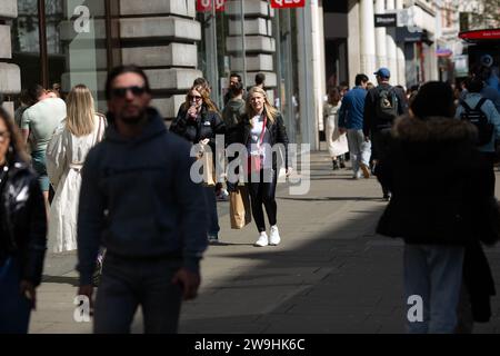 Les acheteurs marchent sur Oxford Street dans le centre de Londres, le Vendredi Saint. Banque D'Images