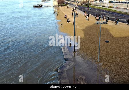 Budapest, Hongrie - 12. 26. 2023. Vue aérienne du Danube inondé depuis le pont des chaînes. niveau d'eau élevé atteignant le quai et asphalte bas Banque D'Images