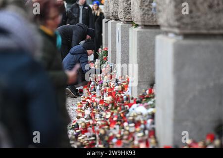 Prague, République tchèque. 28 décembre 2023. Les gens allument des bougies pour les victimes de la fusillade dans les escaliers devant la Faculté des Arts de l’Université Charles, à Prague, en République tchèque, le 28 décembre 2023. Crédit : Michal Kamaryt/CTK photo/Alamy Live News Banque D'Images