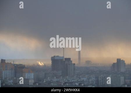 Non exclusive : KIEV, UKRAINE - 27 DÉCEMBRE 2023 - le mauvais temps se déclare à Kiev, capitale de l'Ukraine Banque D'Images