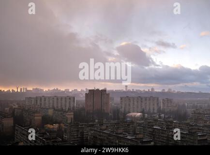 Non exclusive : KIEV, UKRAINE - 27 DÉCEMBRE 2023 - le mauvais temps se déclare à Kiev, capitale de l'Ukraine Banque D'Images