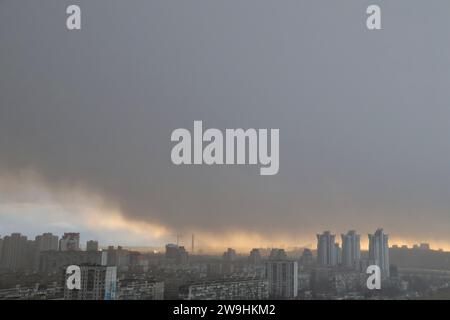 Non exclusive : KIEV, UKRAINE - 27 DÉCEMBRE 2023 - le mauvais temps se déclare à Kiev, capitale de l'Ukraine Banque D'Images