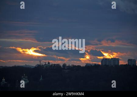 Non exclusive : KIEV, UKRAINE - 27 DÉCEMBRE 2023 - vue du coucher de soleil sur la rive droite de Kiev, capitale de l'Ukraine Banque D'Images