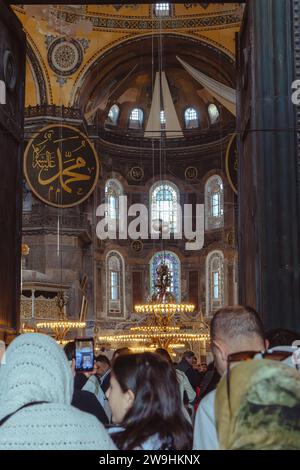 Intérieur de la mosquée Sainte-Sophie avec des foules touristiques, autrefois cathédrale et icône culturelle de la civilisation byzantine et orthodoxe orientale Banque D'Images