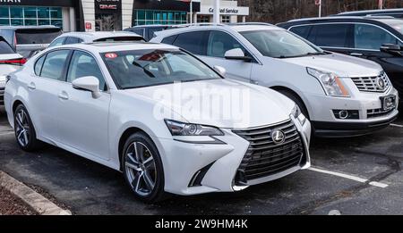 Deux voitures blanches d'occasion différentes, une berline Lexus et un vus Cadillac à vendre chez un concessionnaire à Monroeville, Pennsylvanie, États-Unis Banque D'Images