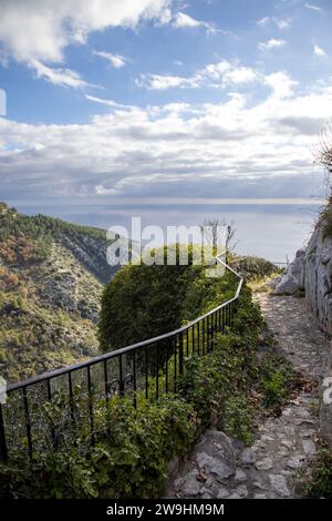 Vue sur la mer depuis l'ancien village d'Eze sur la Côte d'Azur Banque D'Images