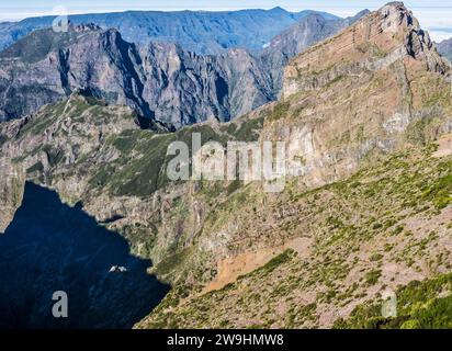 Les montagnes autour du Pico do Arieiro sur Madère. Banque D'Images