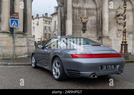 Nancy, France - Porsche 996 Carrera 4S grise garée dans une rue de la place carrière. Banque D'Images