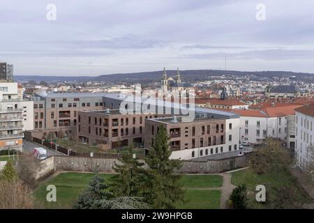 Nancy, France - vue de Nancy depuis le bâtiment, avec jardin et immeuble moderne, la cathédrale de Nancy et colline boisée en arrière-plan. Banque D'Images