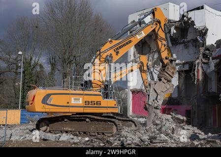 Nancy, France - excavatrice sur chenilles jaune Liebherr R 956 démolition d'un bâtiment. Banque D'Images