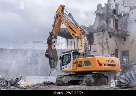 Nancy, France - excavatrice sur chenilles jaune Liebherr R 956 démolition d'un bâtiment. Banque D'Images