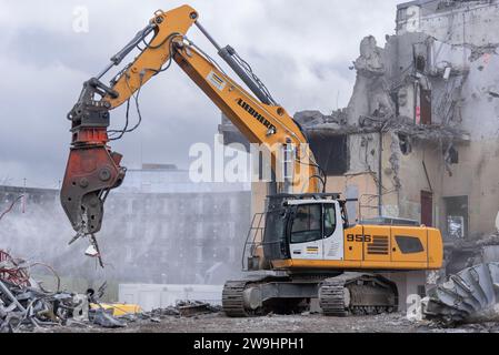 Nancy, France - excavatrice sur chenilles jaune Liebherr R 956 démolition d'un bâtiment. Banque D'Images