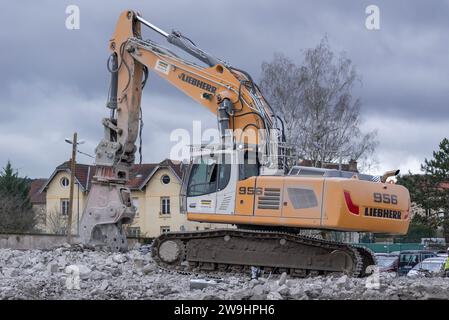 Nancy, France - excavatrice sur chenilles jaune Liebherr R 956 démolition d'un bâtiment. Banque D'Images