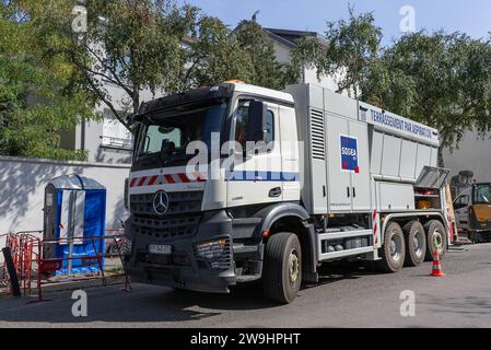 Nancy, France - camion excavateur d'aspiration blanc Mercedes-Benz Arocs 3251 sur un chantier dans une rue. Banque D'Images