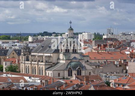 Nancy, France - vue de Nancy depuis la cathédrale de Nancy avec l'église Saint-Nicolas, construit dans l'architecture romane renaissance au 19e siècle. Banque D'Images