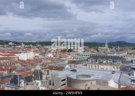 Nancy, France - vue de Nancy depuis la cathédrale de Nancy et l'horizon de la ville avec la basilique Saint-Epvre, au-dessus de nombreux toits. Banque D'Images