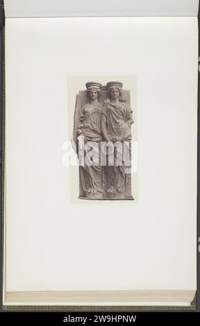 GIPS modèles pour carariens sur le Palais du Louvre par Jules Cavelier, c. 1855 - c. 1857 photographie partie de la Réunion des Tuileries au Louvre 1852-1857, album 1. Papier de Paris. support photographique impression papier salé exposition permanente, musée. Caryatides  architecture Palais du Louvre. Tuilerieënpaleis. Musée du Louvre. Paris Banque D'Images