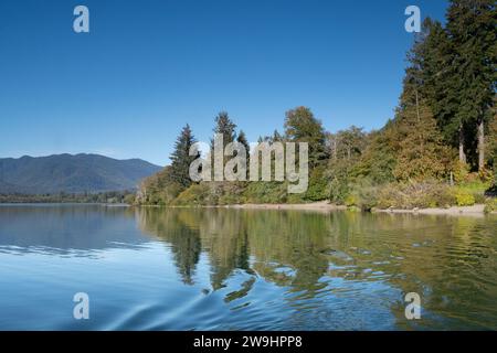 Quinault, WA - États-Unis -sept. 21, 2021 : vue panoramique horizontale du paisible lac Quinault dans le parc national olympique. Situé dans l'État de Washington. Banque D'Images