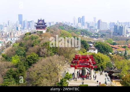 Grimpez sur la tour de la grue jaune et admirez le paysage urbain de Wuhan. Yellow Crane Tower Park est une attraction historique et culturelle célèbre, Wuhan. Banque D'Images