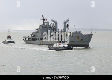 Des remorqueurs portuaires escortent le navire de soutien de combat rapide ROKS HWACHEON de la marine de la République de Corée dans le port Banque D'Images