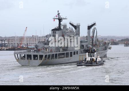 Le remorqueur INDÉPENDANT escorte le navire de soutien de combat rapide ROKS HWACHEON de la marine de la République de Corée vers un poste d'amarrage dans la base navale Banque D'Images