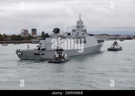 Des remorqueurs escortent la frégate néerlandaise de défense aérienne HNLMS DE ZEVEN PROVINCIEN vers un poste d'amarrage dans la base navale Banque D'Images