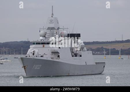 La frégate néerlandaise de défense aérienne HNLMS DE ZEVEN PROVINCIEN part de la base navale Banque D'Images