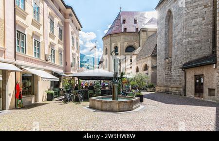 Bressanone (Brixen), Tyrol du Sud, Italie, 13 juin 2023 : Fontaine avec statue en bronze de Saint Michel tuant le dragon (sculpteur Hans Plangger). Banque D'Images