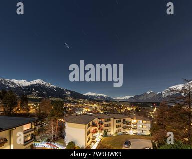 27.12.2023 / Nachtaufnahme von Igls im Winter, Innsbruck, Tirol, Österreich / Bild : Blick über Igls in das Oberinntal BEI Nacht, Nockspitze oder Saile li. *** 27 12 2023 photo de nuit d'Igls en hiver, Innsbruck, Tyrol, Autriche image vue sur Igls dans la vallée de l'Inn la nuit, Nockspitze ou Saile li Banque D'Images