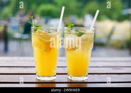 Boissons estivales à la mode avec orange sur la table dans le café Banque D'Images