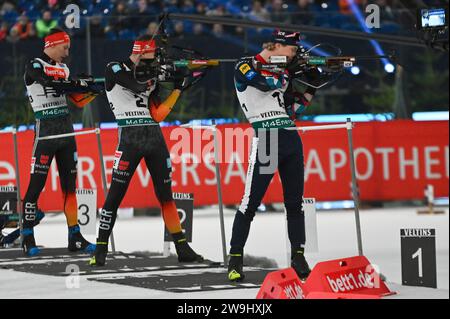 Gelsenkirchen, Deutschland. 28 décembre 2023. Adrian Franz, Erik Hafenmair, Lukas Haslinger beim schießen. WTC Biathlon auf Schalke bett1.de Biathlon Talent Team Challenge 2023 h 28. Dezember 2023 in der Veltins-Arena à Gelsenkirchen/Schalke (Deutschland). Crédit : dpa/Alamy Live News Banque D'Images