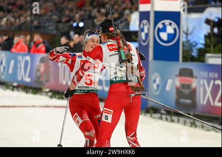 Gelsenkirchen, Deutschland. 28 décembre 2023. Team Österreich (Anna Andexer, Lukas Haslinger) gewinnt Biathlon Talent Team Challenge 2023 WTC Biathlon auf Schalke bett1.de Biathlon Talent Team Challenge 2023 am 28. Dezember 2023 in der Veltins-Arena à Gelsenkirchen/Schalke (Deutschland). Crédit : dpa/Alamy Live News Banque D'Images