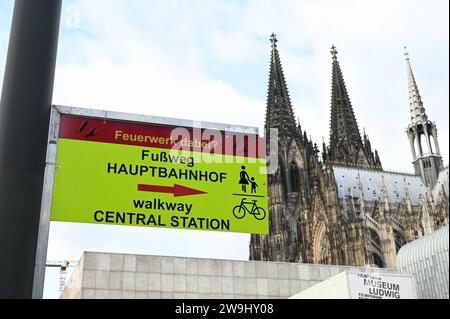 Böllerverbot für Silvester à Köln. Hinweisschild, Wegweiser für Personen die Böller BEI sich haben. Zum Jahreswechsel 2023/24 wird es in grossflächigen erstmals einen Köln Bereich in der linksrheinischen Innenstadt geben, in dem nicht geböllert werden darf. Zwischen Rhein und Ringen. *** Interdiction de pétards pour la Saint-Sylvestre à Cologne signe, panneau pour les personnes portant des pétards au tournant de l'année 2023 24, pour la première fois, il y aura une grande zone dans le centre-ville sur la rive gauche du Rhin à Cologne où les pétards ne pourront pas être tirés entre le Rhin et Ringen Banque D'Images