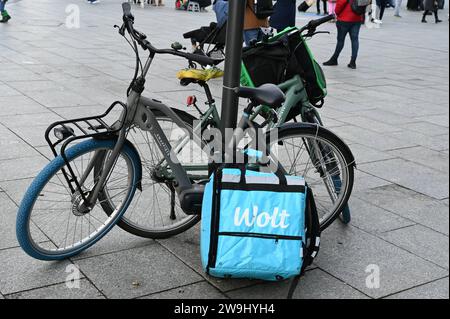 Ein Fahrrad mit Rasche des Lieferdienst WOLT, ein finnisches Technologieunternehmen, das für seine Lieferplattform für Lebensmittel und Waren bekannt ist *** Un vélo avec Rasche du service de livraison WOLT, une entreprise technologique finlandaise connue pour sa plate-forme de livraison de produits alimentaires et de marchandises Banque D'Images