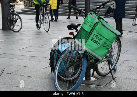 Ein Fahrrad mit Rasche des Lieferdienst Uber Eats *** Un vélo avec Rasche du service de livraison Uber Eats Banque D'Images