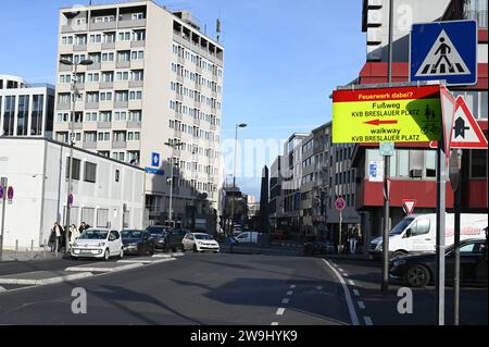 Böllerverbot Silvester à Köln. Hinweisschild, Wegweiser für Personen die Böller BEI sich haben. Zum Jahreswechsel 2023/24 wird es in grossflächigen erstmals einen Köln Bereich in der linksrheinischen Innenstadt geben, in dem nicht geböllert werden darf. Zwischen Rhein und Ringen. *** Interdiction de pétards de Saint-Sylvestre à Cologne signe, panneau pour les personnes qui ont des pétards avec eux au tournant de l'année 2023 24, il y aura pour la première fois une grande zone dans le centre-ville sur la rive gauche du Rhin à Cologne où les pétards ne sont pas autorisés entre le Rhin et Ringen Banque D'Images