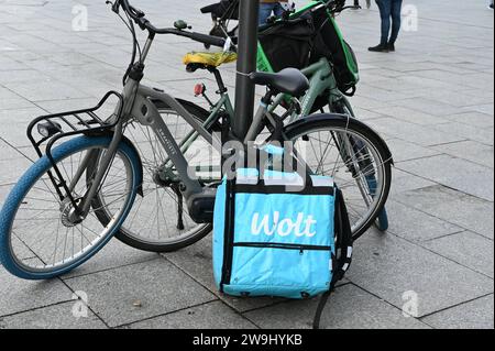 Ein Fahrrad mit Rasche des Lieferdienst WOLT, ein finnisches Technologieunternehmen, das für seine Lieferplattform für Lebensmittel und Waren bekannt ist *** Un vélo avec Rasche du service de livraison WOLT, une entreprise technologique finlandaise connue pour sa plate-forme de livraison de produits alimentaires et de marchandises Banque D'Images