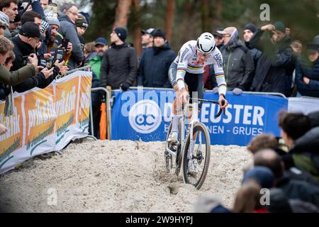 Mathieu van der Poel descend une descente sablonneuse dans l’Exact Cross mol Banque D'Images