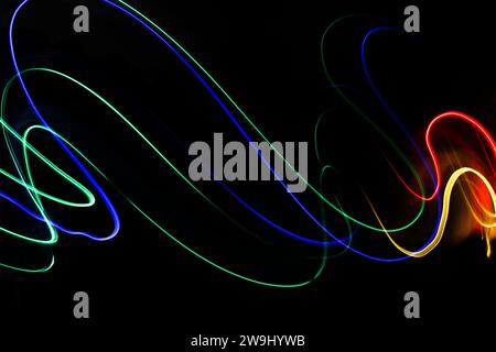 Photographie de lumières multicolores éclatantes dans une photo à exposition longue. Photographie de peinture légère Banque D'Images