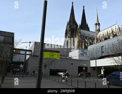 Böllerverbot an Silvester à Köln. Hinweisschild, Wegweiser für Personen die Böller BEI sich haben. Zum Jahreswechsel 2023/24 wird es in grossflächigen erstmals einen Köln Bereich in der linksrheinischen Innenstadt geben, in dem nicht geböllert werden darf. Zwischen Rhein und Ringen. *** Interdiction des pétards le réveillon du nouvel an à Cologne panneau d'information, panneau de signalisation pour les personnes qui ont des pétards avec eux au tournant de l'année 2023 24, il y aura une grande zone dans le centre-ville sur la rive gauche du Rhin à Cologne pour la première fois où les pétards ne sont pas autorisés entre le Rhin A. Banque D'Images