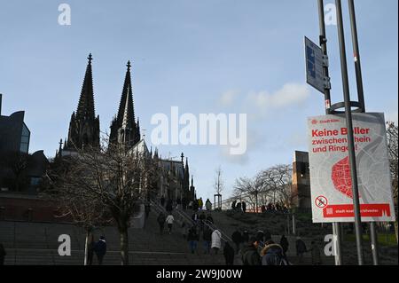 Böllerverbot an Silvester à Köln. Hinweisschild, Wegweiser für Personen die Böller BEI sich haben. Zum Jahreswechsel 2023/24 wird es in grossflächigen erstmals einen Köln Bereich in der linksrheinischen Innenstadt geben, in dem nicht geböllert werden darf. Zwischen Rhein und Ringen. *** Interdiction des pétards le réveillon du nouvel an à Cologne panneau d'information, panneau de signalisation pour les personnes qui ont des pétards avec eux au tournant de l'année 2023 24, il y aura une grande zone dans le centre-ville sur la rive gauche du Rhin à Cologne pour la première fois où les pétards ne sont pas autorisés entre le Rhin A. Banque D'Images