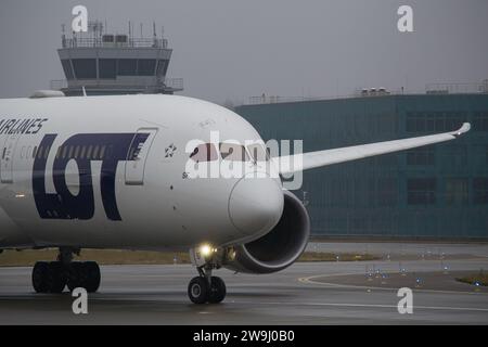 Gros plan des Boeing 787-9 de LOT Polish Airlines au roulage pour le décollage de l'aéroport international de Lviv, en partance pour Varsovie Banque D'Images