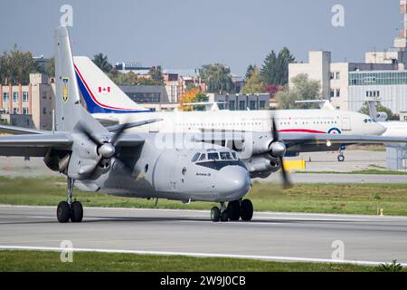 Les forces armées ukrainiennes Antonov an-26 ralentissent après avoir atterri à Lviv avec l’Airbus CC-150 Polaris de la Royal Canadian Air Force en arrière-plan Banque D'Images