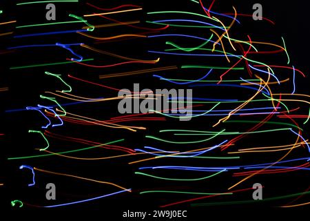 Photographie de lumières multicolores éclatantes dans une photo à exposition longue. Photographie de peinture légère Banque D'Images