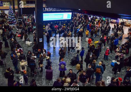 Londres, Royaume-Uni. 28 décembre 2023. Les passagers attendent des informations à la gare d'Euston car les trains sont annulés. Crédit : Vuk Valcic/Alamy Live News Banque D'Images