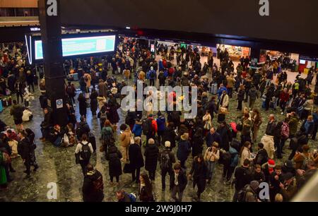 Londres, Royaume-Uni. 28 décembre 2023. Les passagers attendent des informations à la gare d'Euston car les trains sont annulés. Crédit : Vuk Valcic/Alamy Live News Banque D'Images