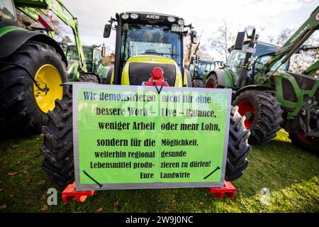 Les agriculteurs de Kassel manifestent contre les plans du gouvernement Kassel, Allemagne, 28. Le 2023 décembre, environ 100 agriculteurs du nord de la Hesse ont manifesté jeudi 28 décembre dans le centre-ville de Kassel contre les plans du gouvernement. Après un convoi de tracteurs autour du centre-ville, plus de 60 tracteurs ont stationné devant le conseil régional de Kassel. Les agriculteurs se sont ensuite rencontrés devant la mairie de Kassel pour parler au public. Agriculteur Marc Sprenger 49, Staufenberg-Escherode : si le gouvernement des feux de circulation abolit les plaques d'immatriculation hors taxes et les subventions au diesel agricole, il y aura une distorsion du marché Banque D'Images