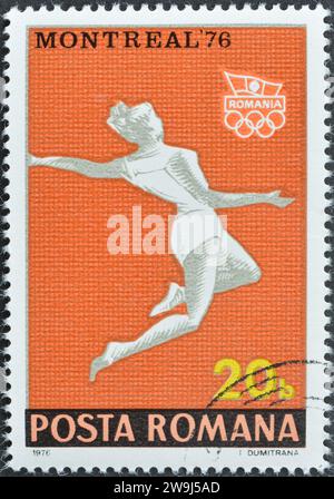 Timbre-poste annulé imprimé par la Roumanie, qui montre saut en longueur, Jeux olympiques d'été 1976 - Montréal, vers 1976. Banque D'Images