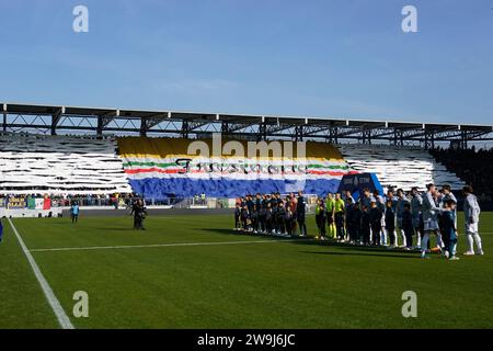 Frosinone, Italie. 23 décembre 2023. Supporters de Frosinone Calcio lors du match Serie A Tim entre Frosinone Calcio et Juventus FC au Stadio Benito Stirpe le 23 décembre 2023 à Frosinone en Italie. Crédit : Giuseppe Maffia/Alamy Live News Banque D'Images