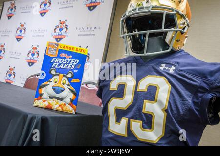 El Paso, Texas, États-Unis. 28 décembre 2023. Une exposition notre Dame Fighting Irish est préparée pour un événement médiatique menant au 90e Tony the Tiger Sun Bowl annuel entre les Beavers de l'Oregon et les Fighting Irish de notre Dame au Sun Bowl Stadium d'El Paso, Texas. Prentice C. James/CSM/Alamy Live News Banque D'Images